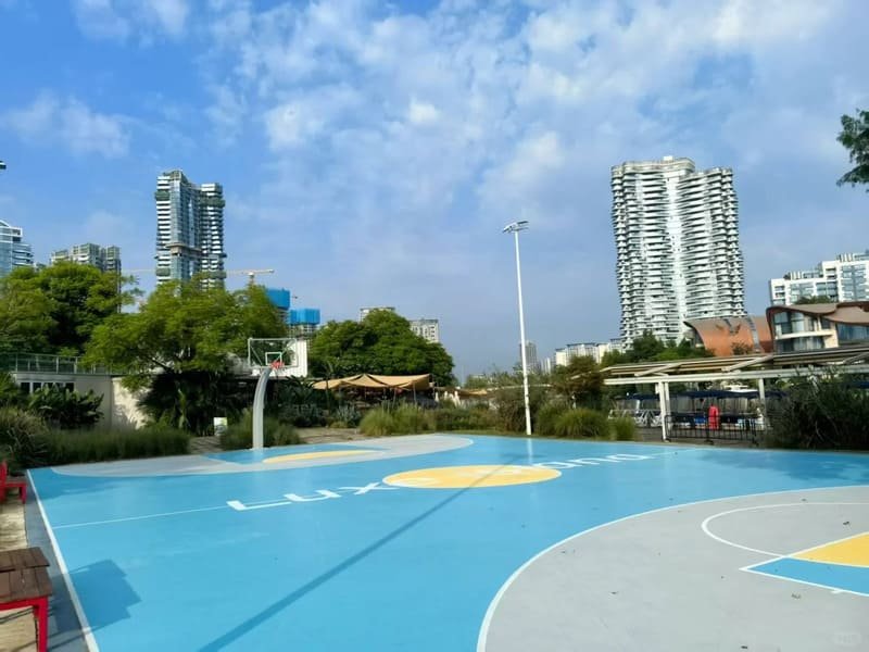 Comparison of basketball court surfaces including tiles, concrete, and asphalt